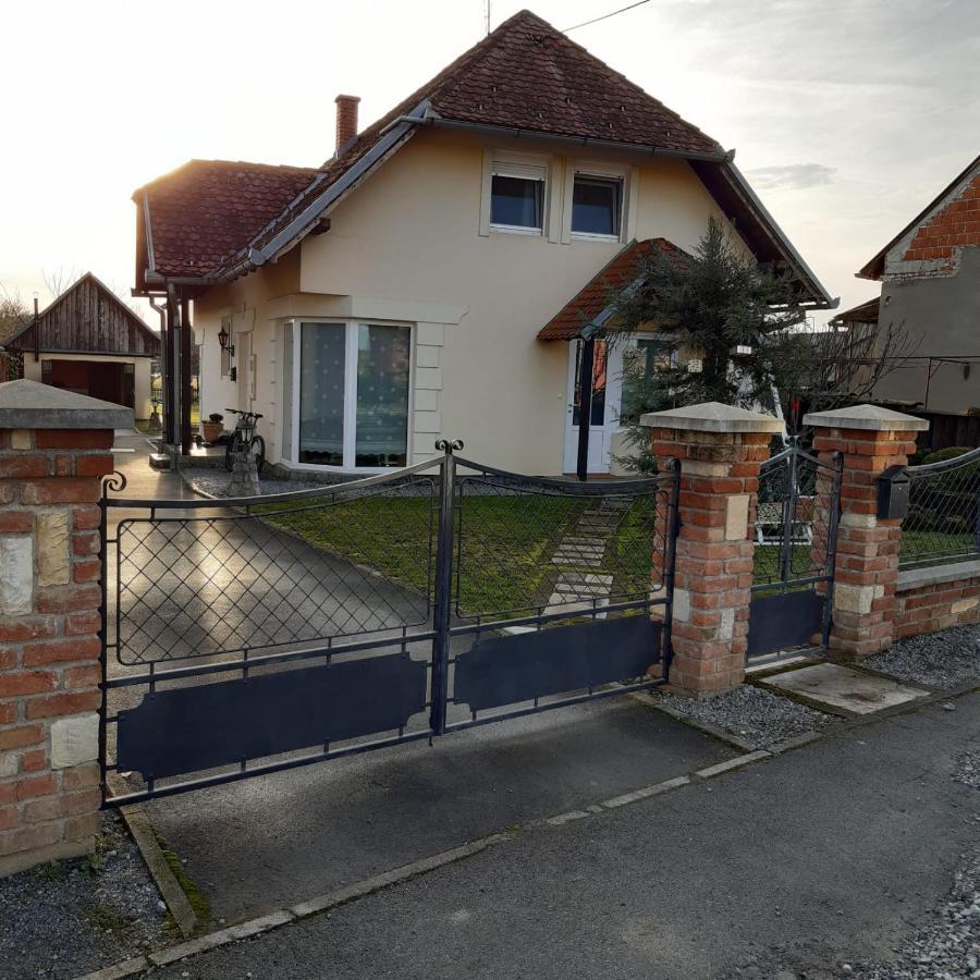 Studio Apartman Lora Lipik Exterior foto